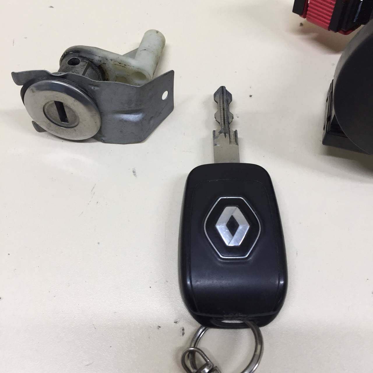Замок зажигания Renault Duster (HSA, HSM) 2012> Замок зажигания Renault Duster (HSA, HSM) 2012>