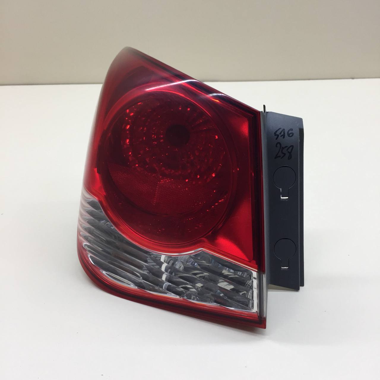 Фонарь задний наружный левый Chevrolet Cruze (J300) 2009-2016