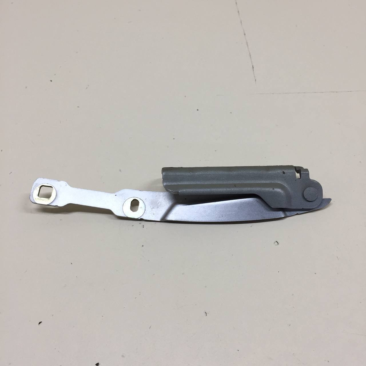 Петля капота правая Renault Sandero Stepway (5S) 2014-2022 Петля капота правая Renault Sandero Stepway (5S) 2014-2022