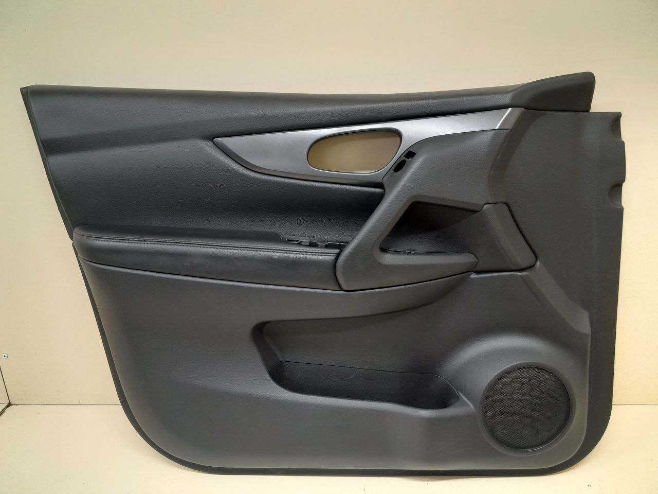 Обшивка двери передней левой Nissan Qashqai (J11) 2014>