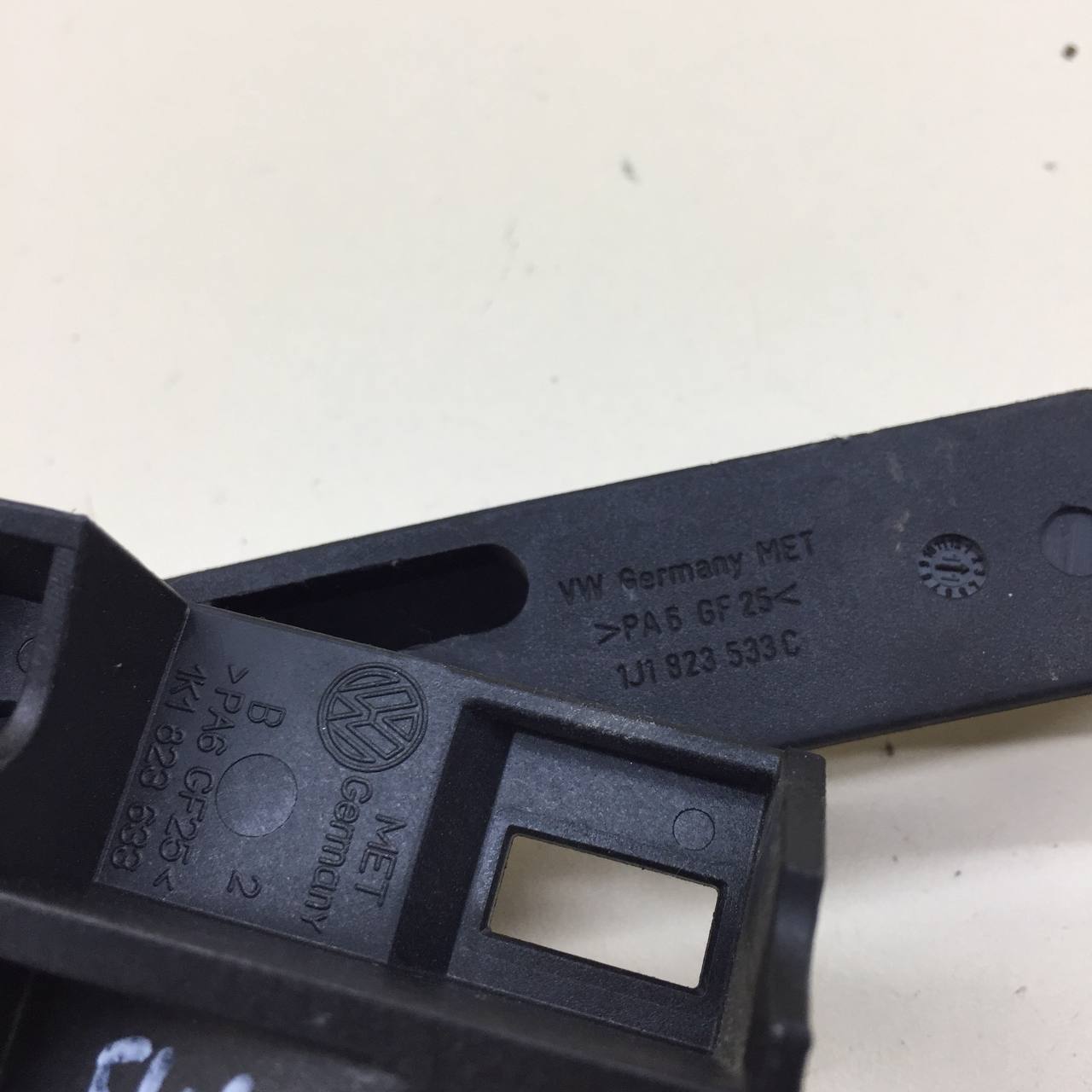 Ручка открывания капота Volkswagen Passat B7 2011-2015 Ручка открывания капота Volkswagen Passat B7 2011-2015