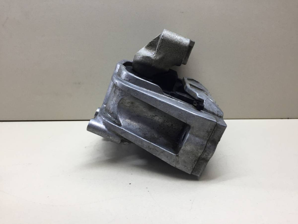 Опора двигателя правая Volkswagen Caddy 2004-2016