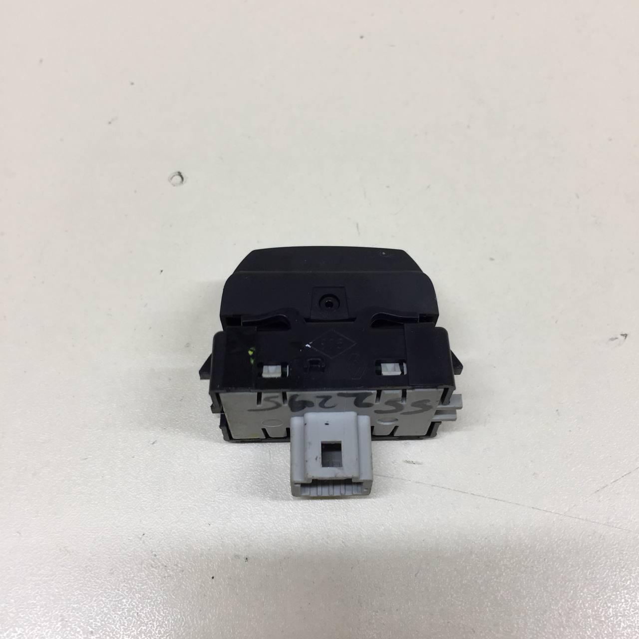 Кнопка многофункциональная Renault Sandero Stepway (5S) 2014-2022 Кнопка многофункциональная Renault Sandero Stepway (5S) 2014-2022