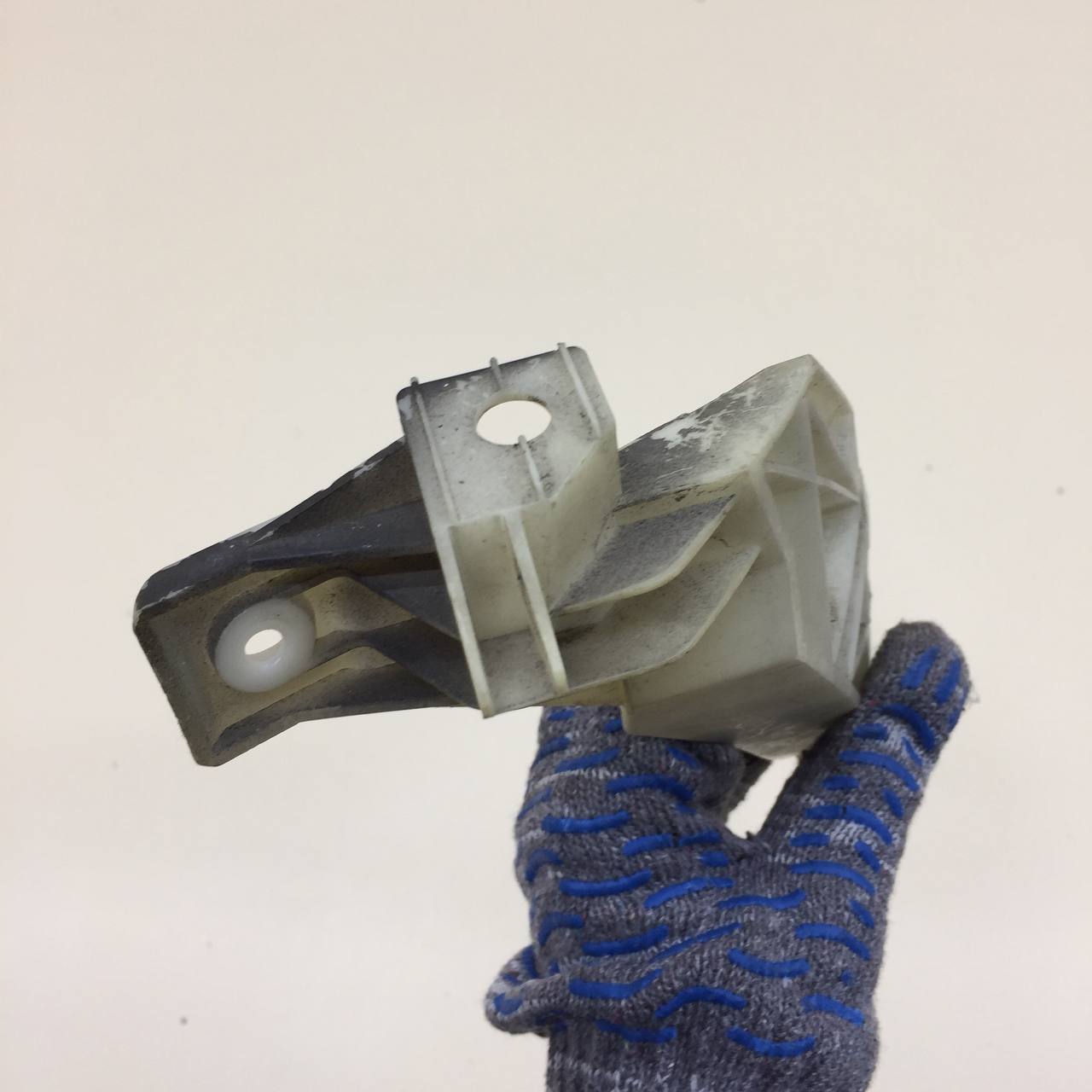 Кронштейн заднего бампера правый Mazda Mazda 3 (BK) 2002-2009