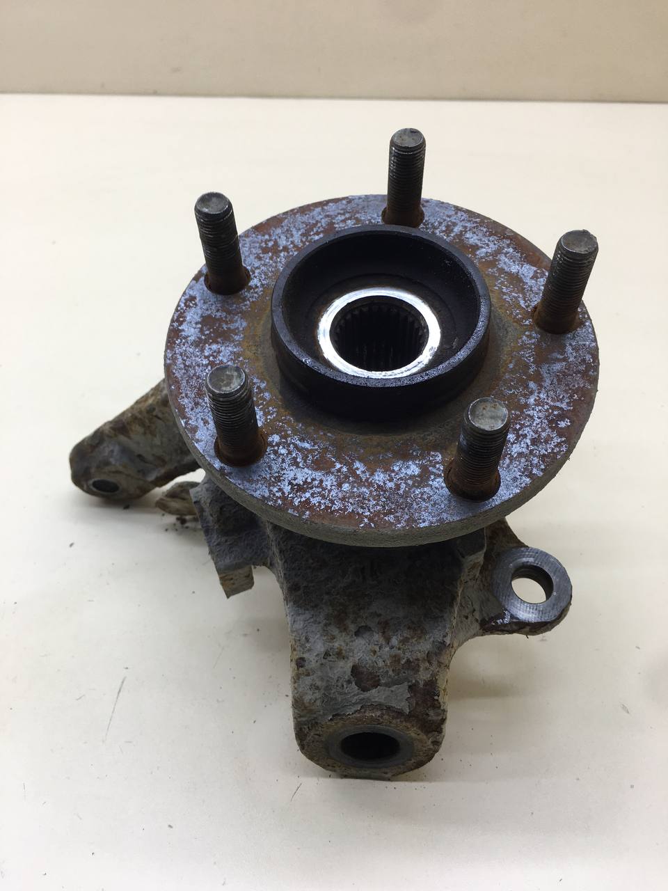 Кулак поворотный передний правый Nissan Primera (P12) 2002-2007