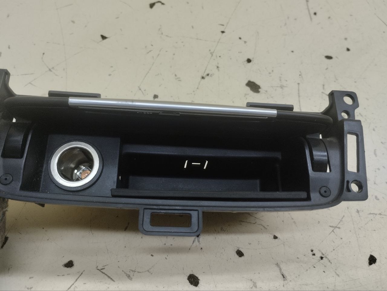 Пепельница передняя Ford Mondeo 4 2007-2015 Пепельница передняя Ford Mondeo 4 2007-2015