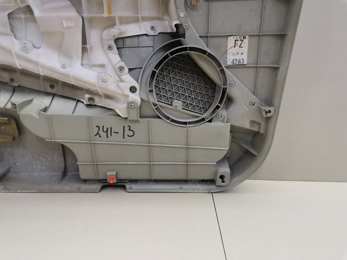 Обшивка двери передней правой Nissan Primera (P12) 2002-2007