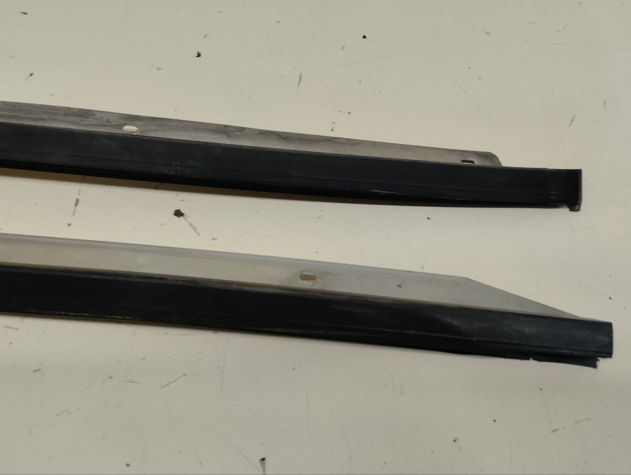 Молдинг лобового стекла Nissan Almera (N16) 2000-2006