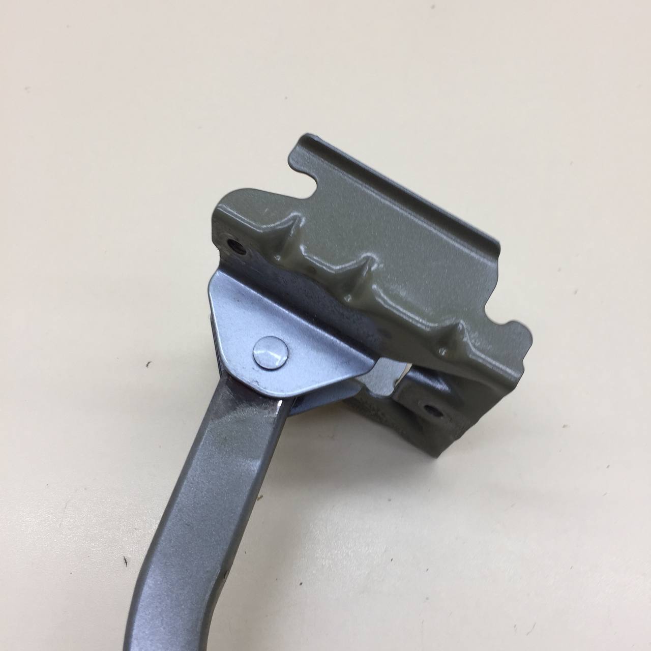 Петля крышки багажника Nissan Almera (N16) 2000-2006