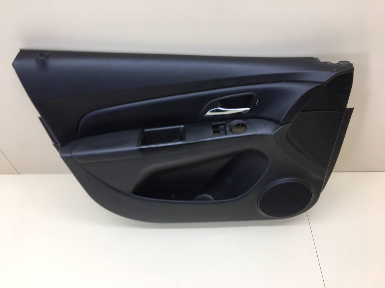 Обшивка двери передней левой Chevrolet Cruze (J300) 2009-2016