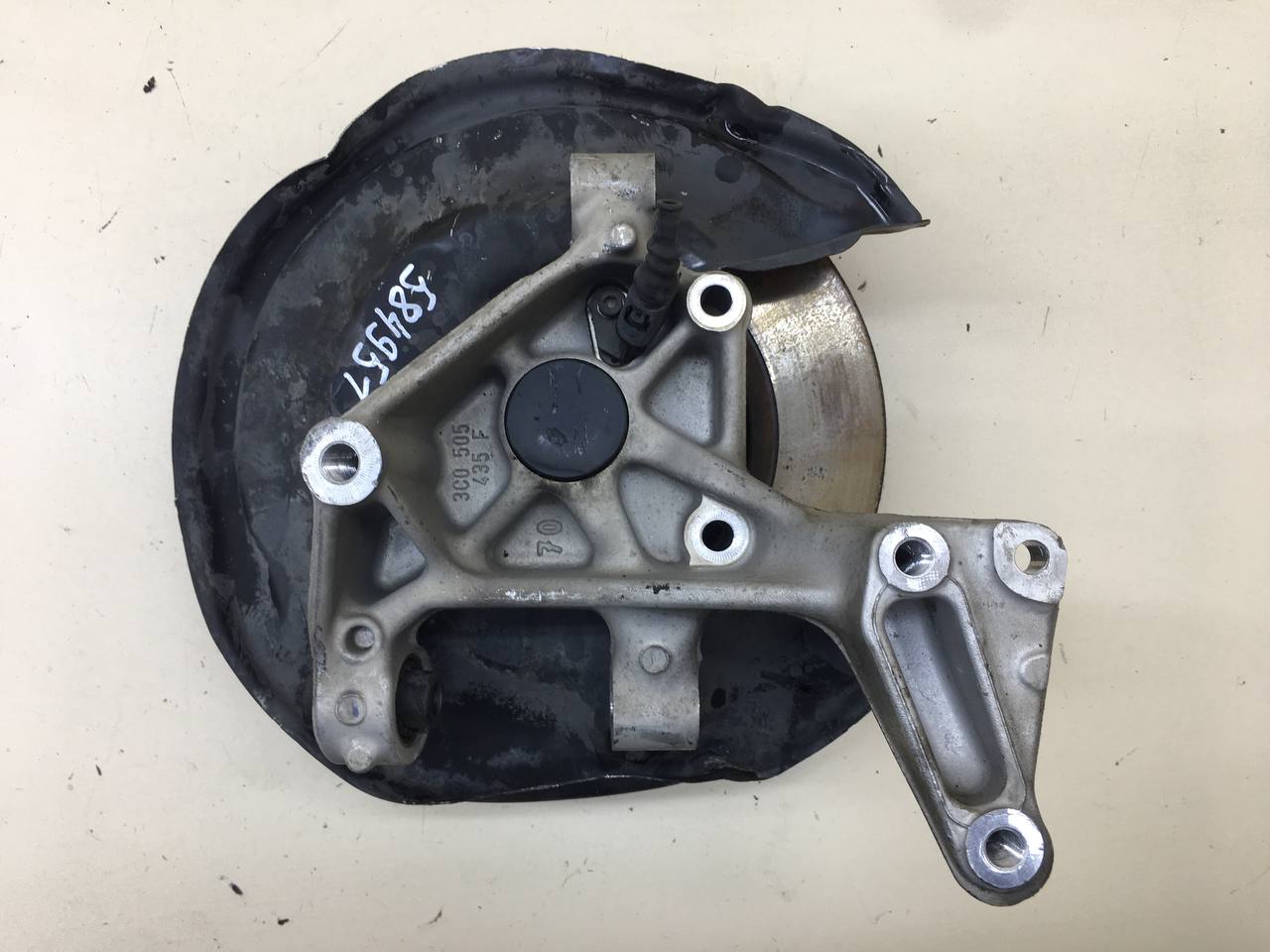 Кулак поворотный задний левый Volkswagen Passat B7 2011-2015