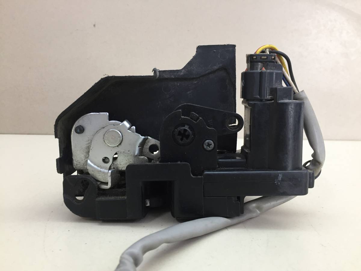 Замок двери передней правой Hyundai Getz 2002-2010