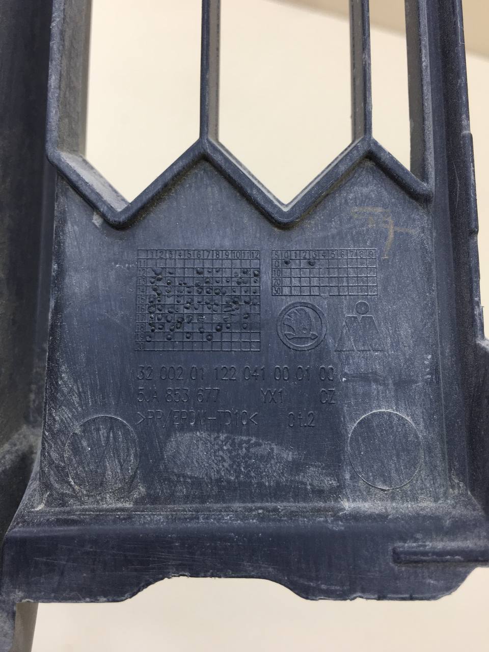 Решетка в бампер центральная Skoda Rapid 2012-2020