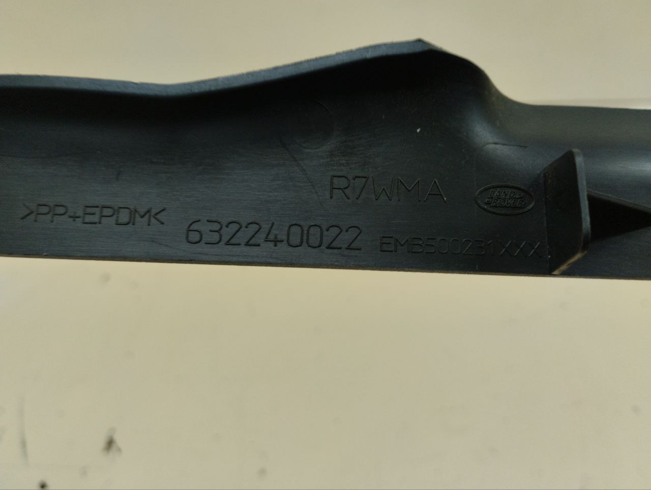 Обшивка стойки Land Rover Discovery 3 (L319) 2004-2009 Обшивка стойки Land Rover Discovery 3 (L319) 2004-2009