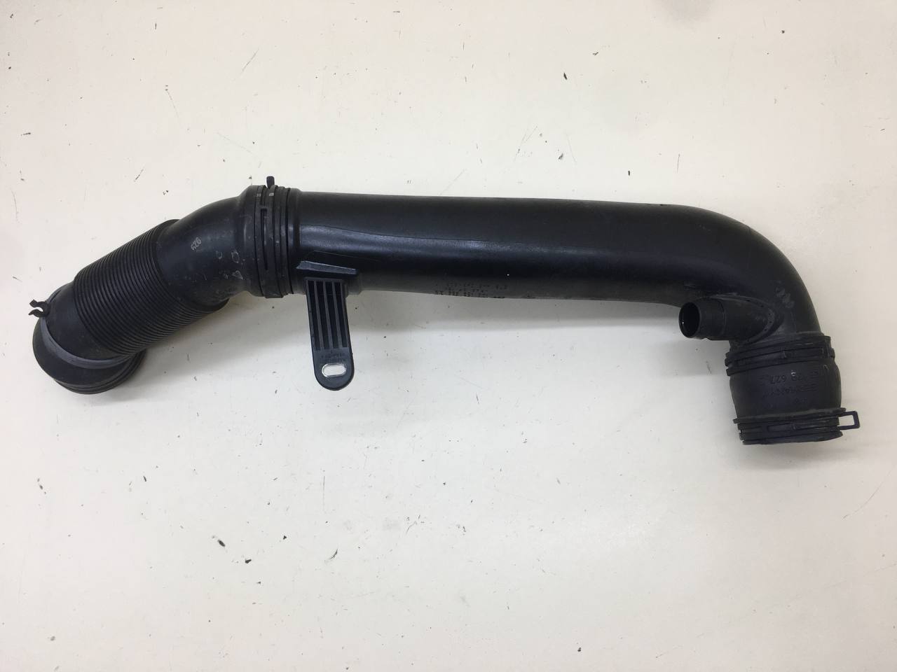 Патрубок интеркулера Volkswagen Passat B7 2011-2015 Патрубок интеркулера Volkswagen Passat B7 2011-2015