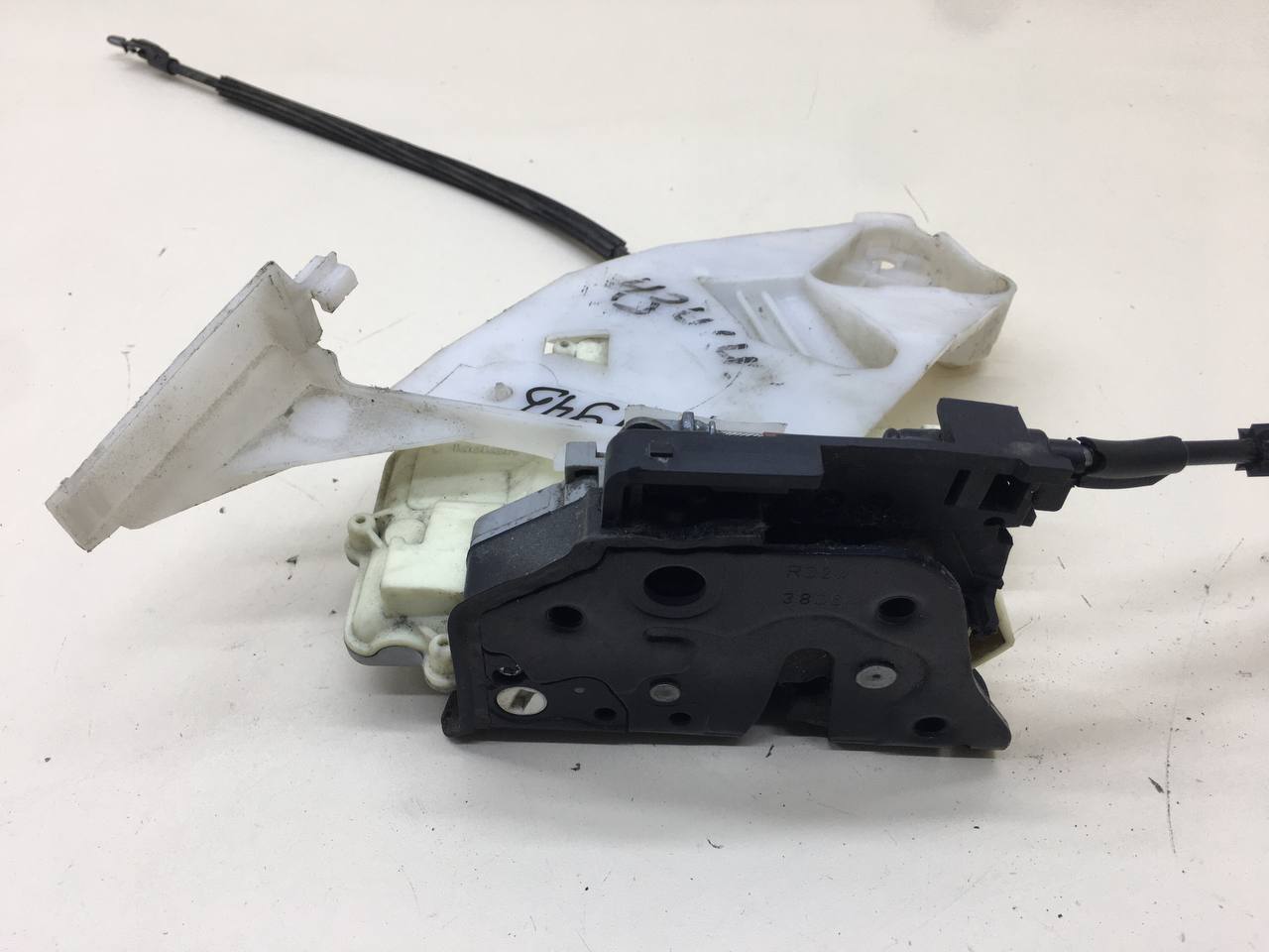 Замок двери задней правой Volkswagen Passat B7 2011-2015