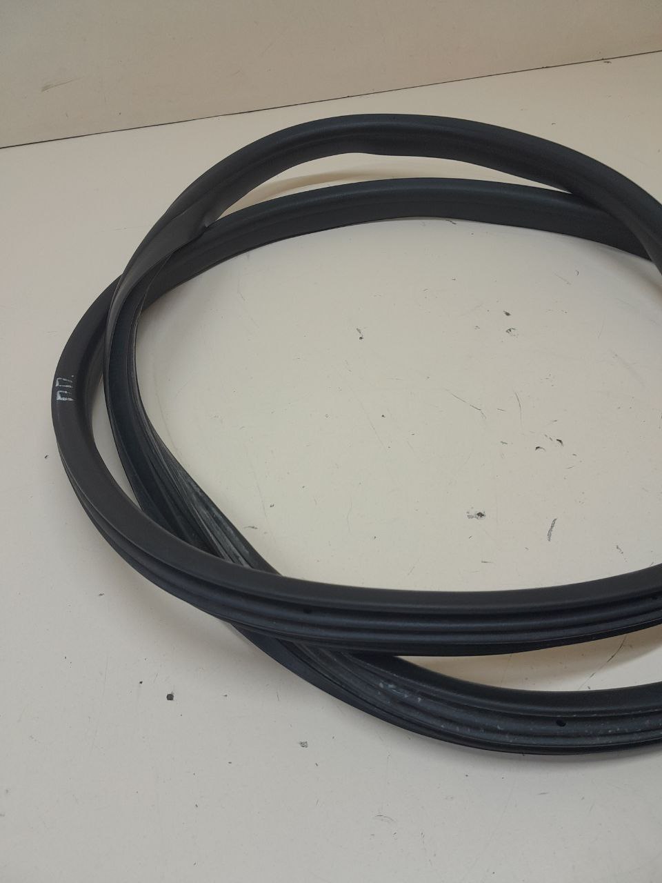 Уплотнитель проема двери передней правой Lada Vesta 2015>