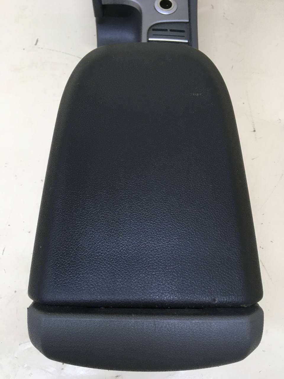 Консоль центральная Ford Focus 2 (DB) 2008-2011 Консоль центральная Ford Focus 2 (DB) 2008-2011