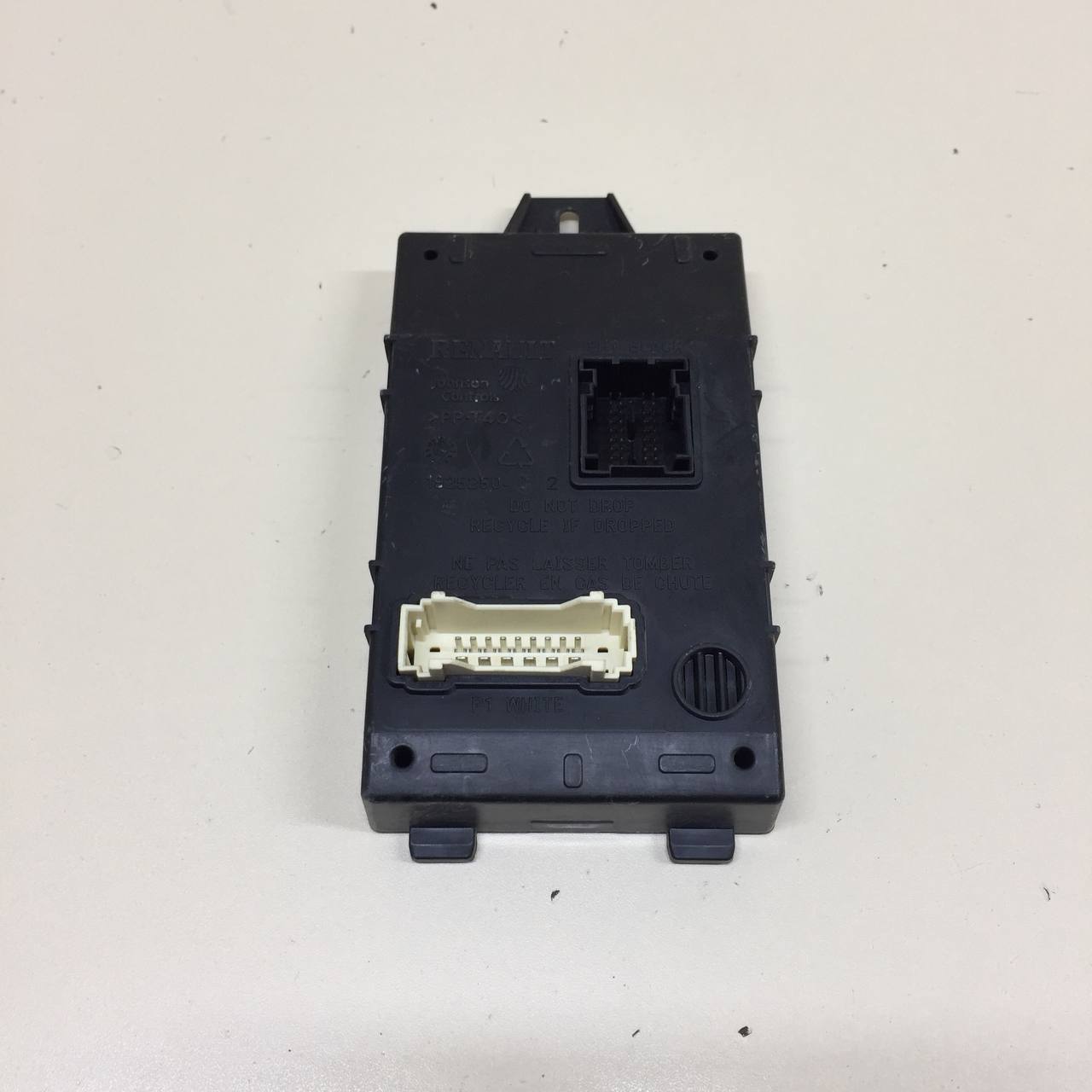 Блок комфорта Renault Duster (HSA, HSM) 2012> Блок комфорта Renault Duster (HSA, HSM) 2012>