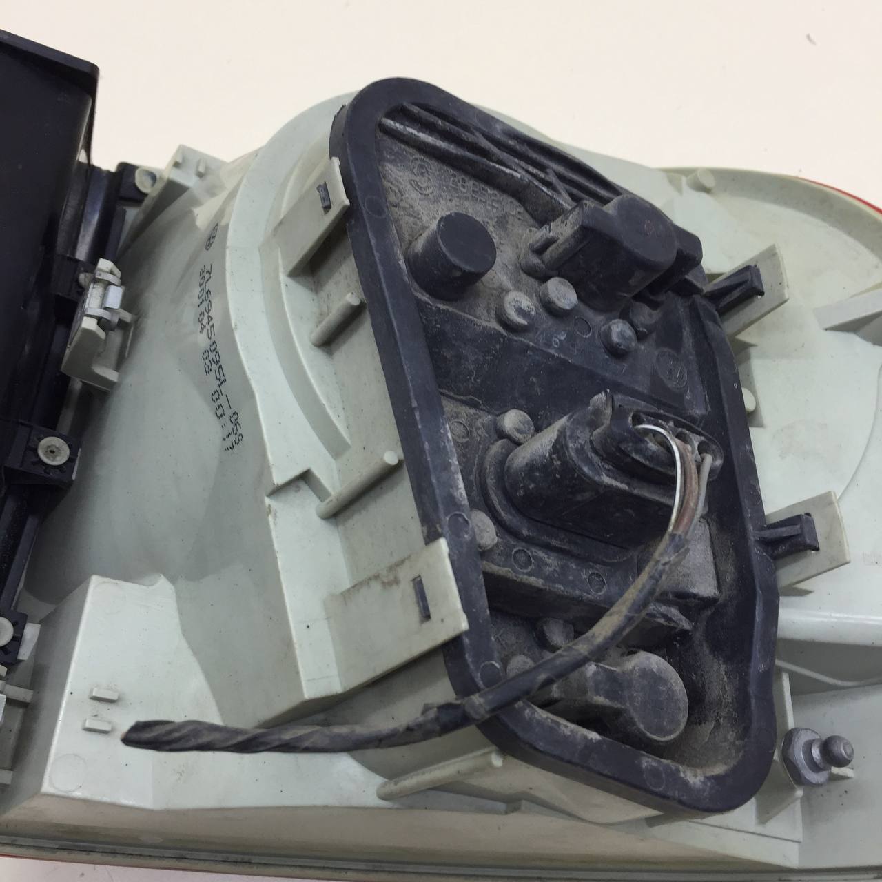 Фонарь задний левый Volkswagen Touareg (7L) 2002-2010