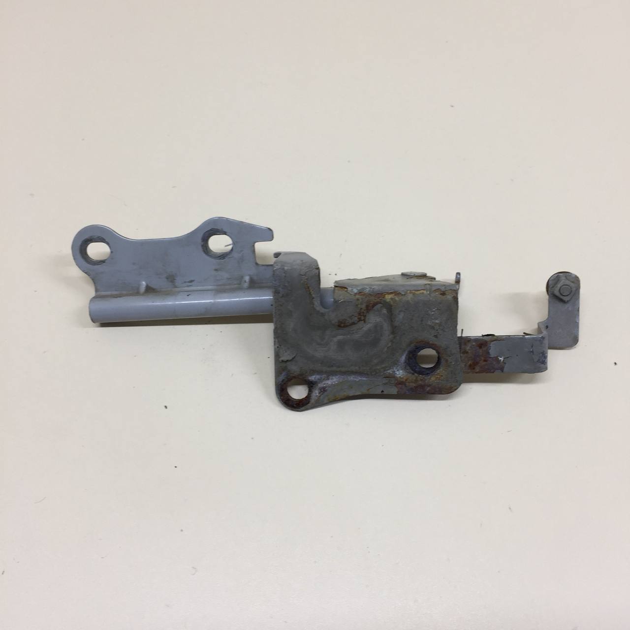 Петля капота правая Kia Spectra (SD) 2004-2011 Петля капота правая Kia Spectra (SD) 2004-2011