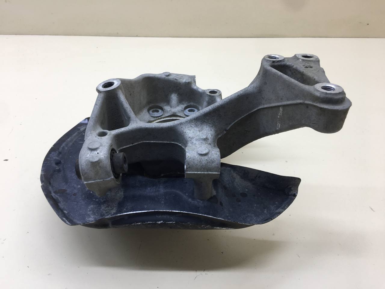 Кулак поворотный задний левый Volkswagen Tiguan (5N1) 2007-2011