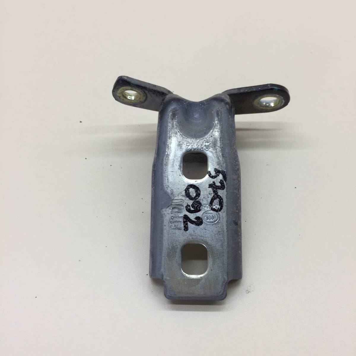 Петля двери передней левой нижняя Chevrolet Cruze (J300) 2009-2016