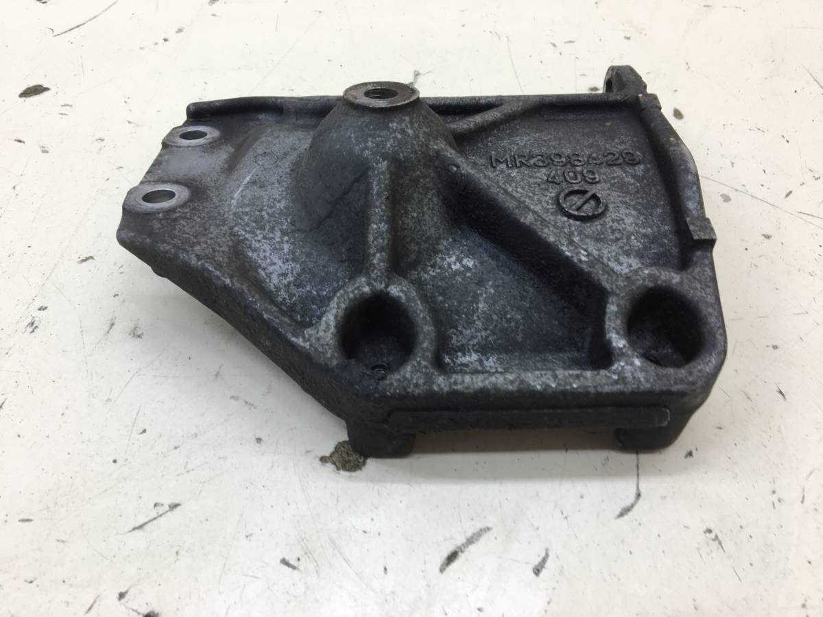 Кронштейн кондиционера Mitsubishi Pajero/Montero 3 (V6, V7) 2000-2006