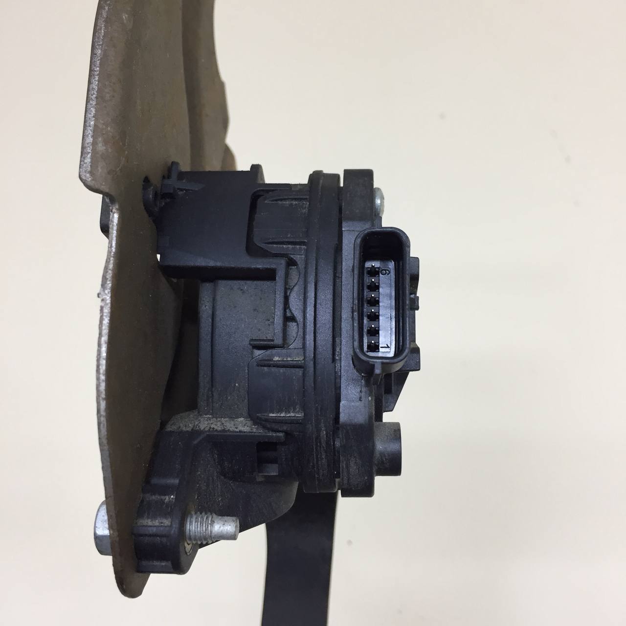Педаль газа Renault Logan (2) 2014> Педаль газа Renault Logan (2) 2014>