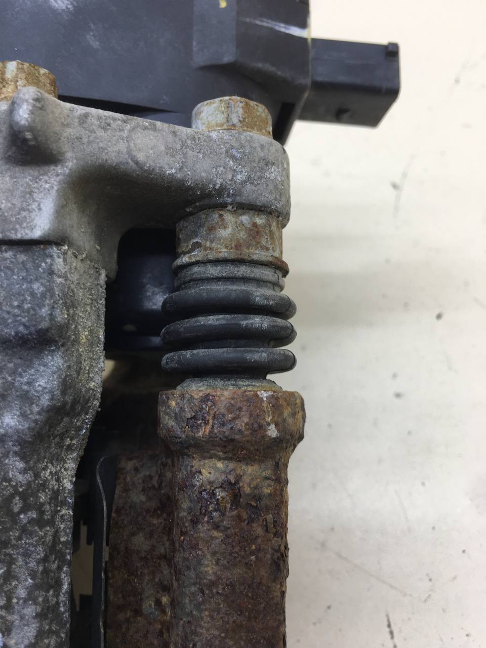 Суппорт задний правый Hyundai i40 (VF) 2011>