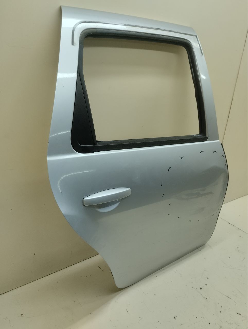 Дверь задняя правая Renault Duster (HSA, HSM) 2012> Дверь задняя правая Renault Duster (HSA, HSM) 2012>