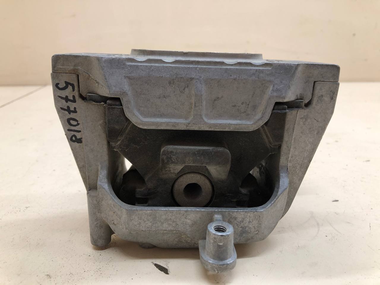 Опора двигателя правая Volkswagen Golf 5 (1K) 2003-2009 Опора двигателя правая Volkswagen Golf 5 (1K) 2003-2009