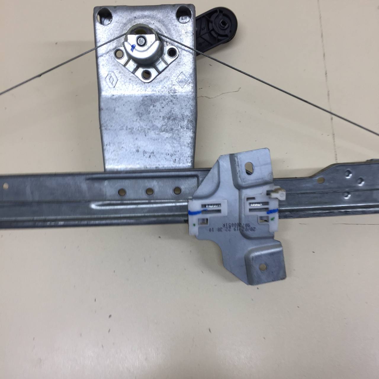 Стеклоподъемник механ. передний правый Renault Duster (HSA, HSM) 2012>