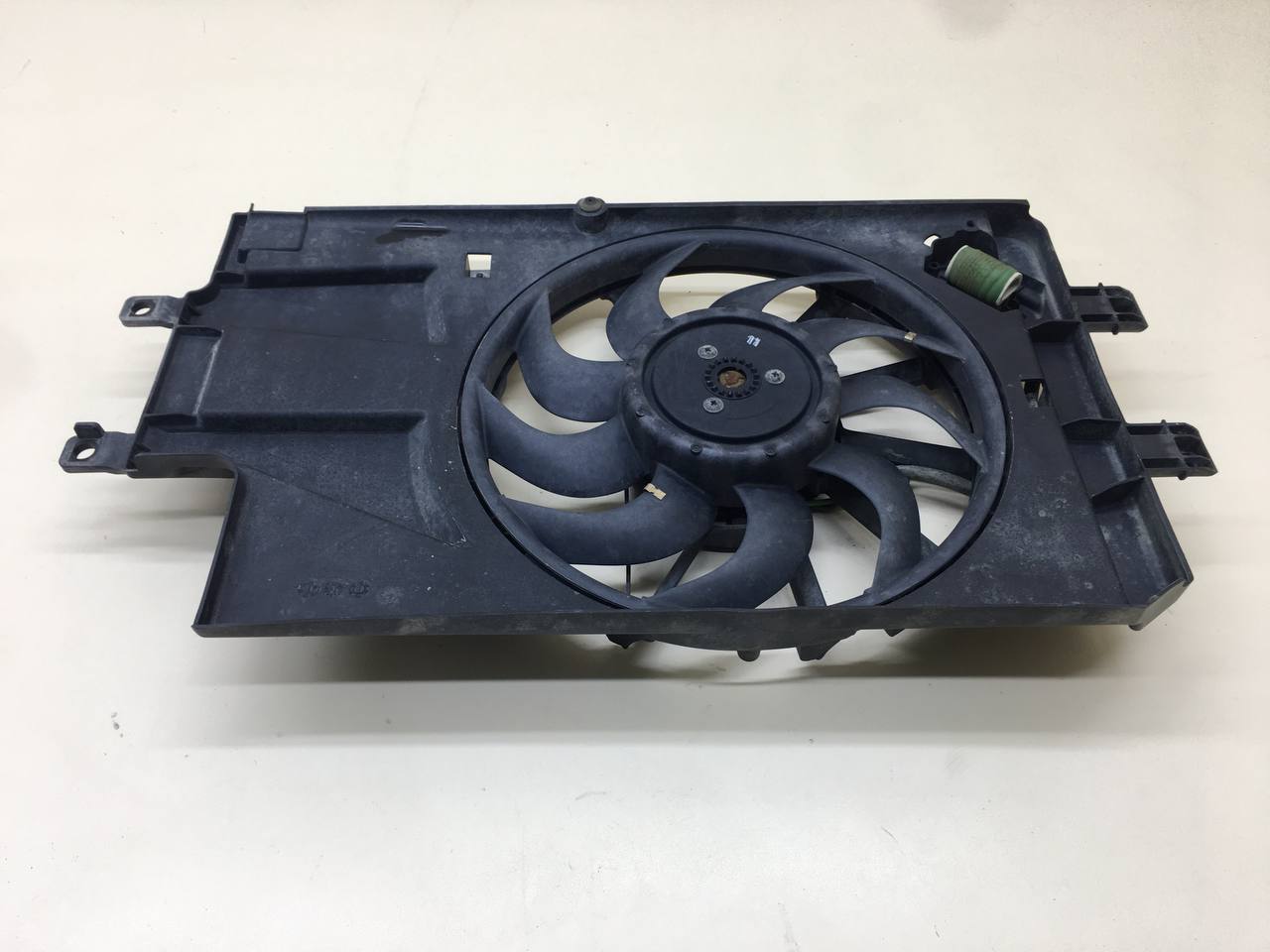 Диффузор вентилятора Lada Granta 2011>