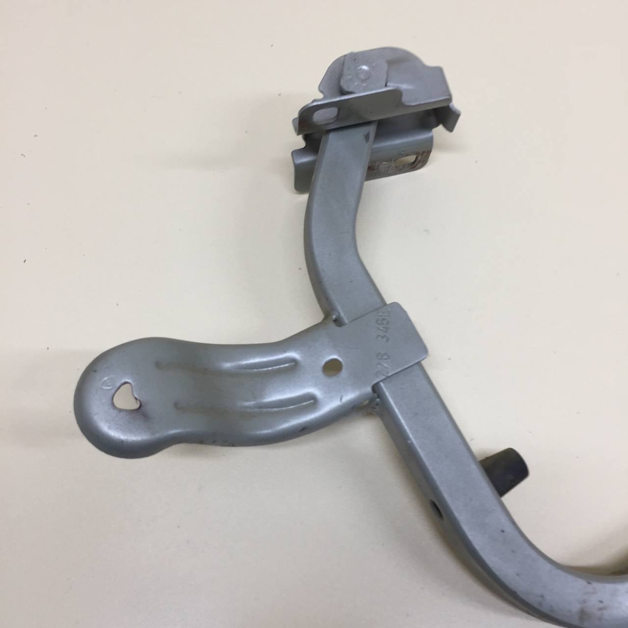 Петля крышки багажника Renault Logan (1) 2005-2014 Петля крышки багажника Renault Logan (1) 2005-2014