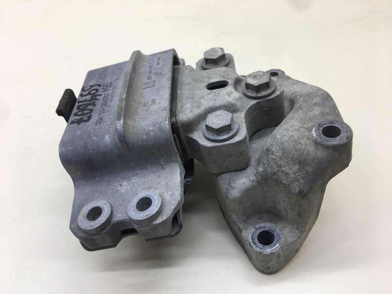 Опора двигателя левая Volkswagen Tiguan (5N1) 2007-2011