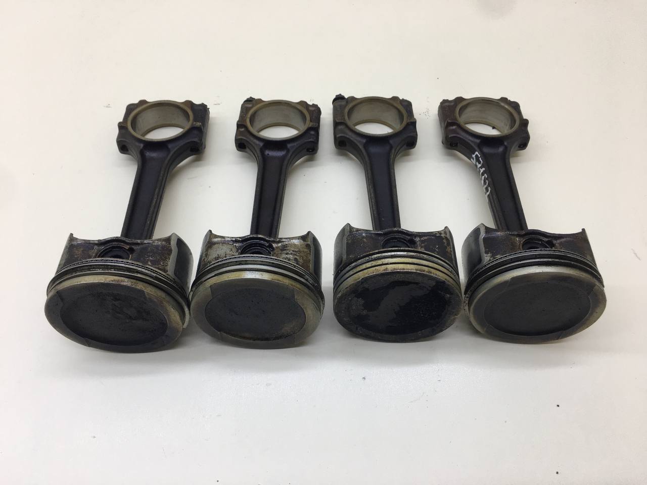 Поршень с шатуном Skoda Octavia (A5 1Z-) 2004-2013 Поршень с шатуном Skoda Octavia (A5 1Z-) 2004-2013
