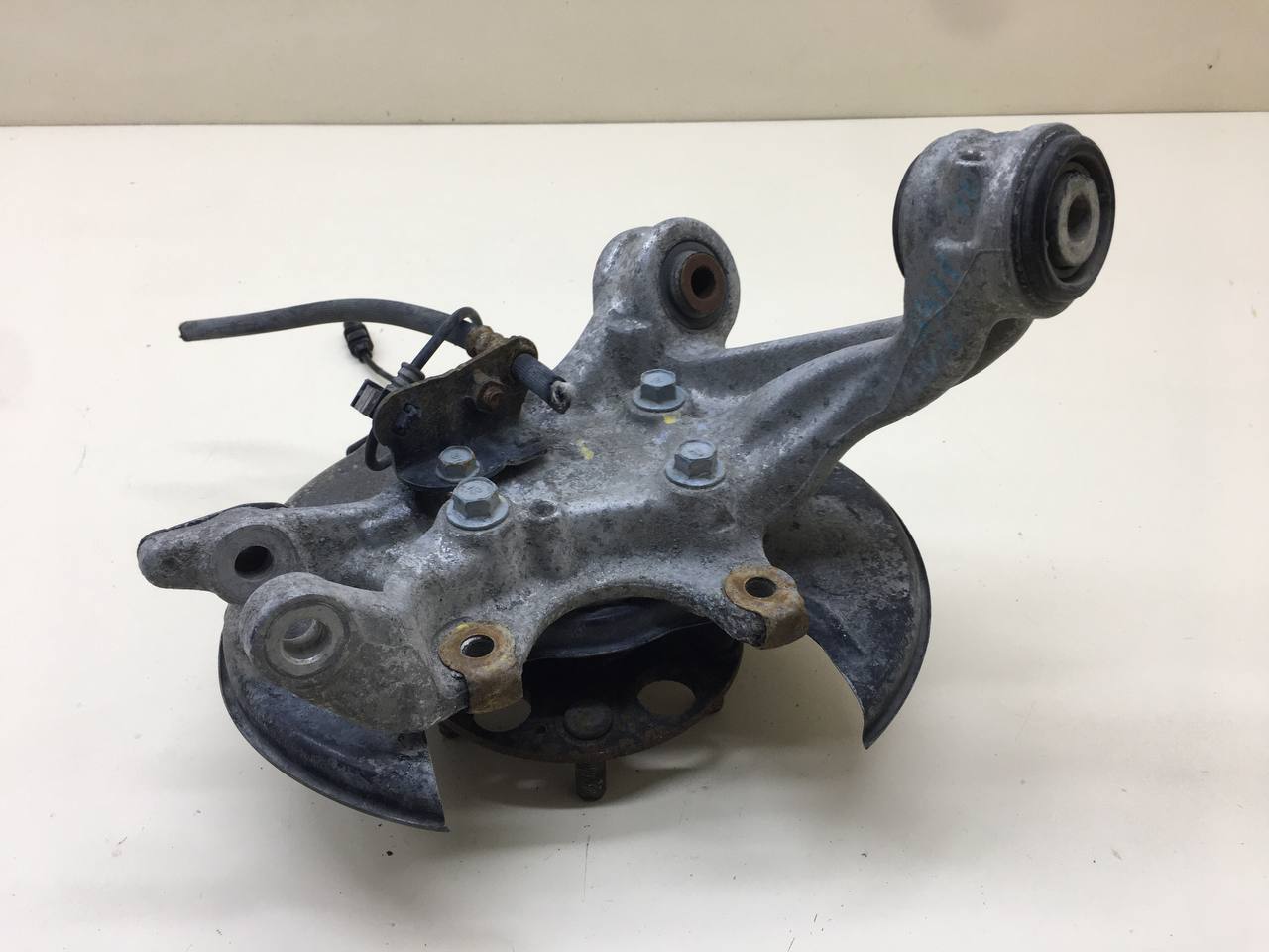 Кулак поворотный задний левый Honda Civic 4D 2006-2012