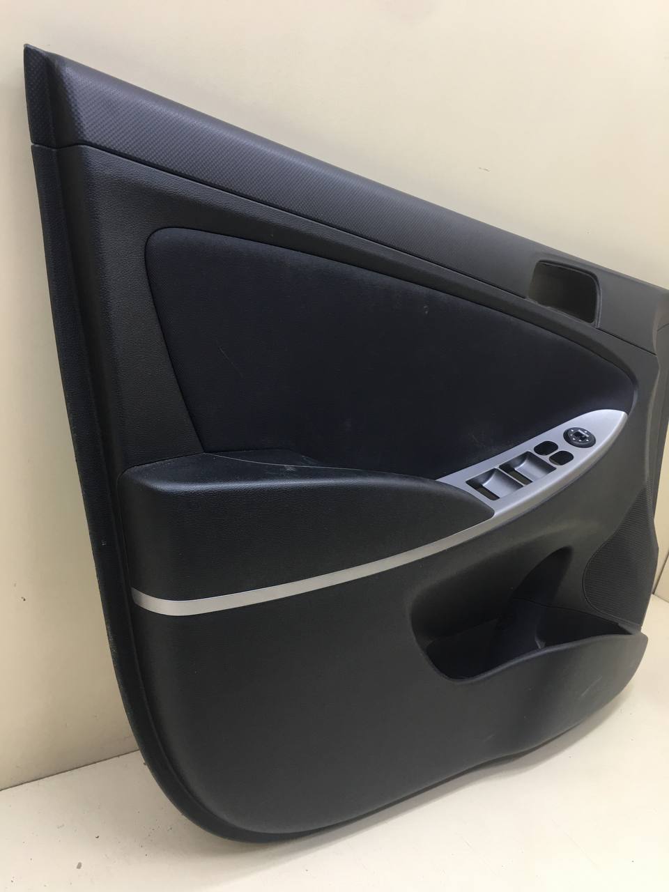 Обшивка двери передней левой Hyundai Solaris (RB) 2010-2017