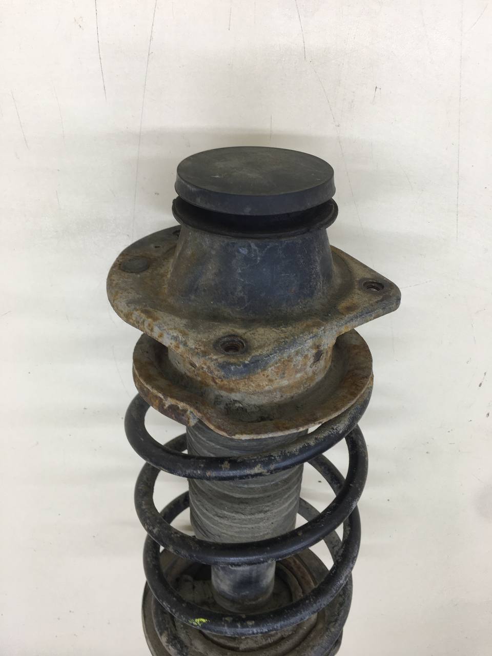 Амортизатор передний Fiat Albea 2002-2012