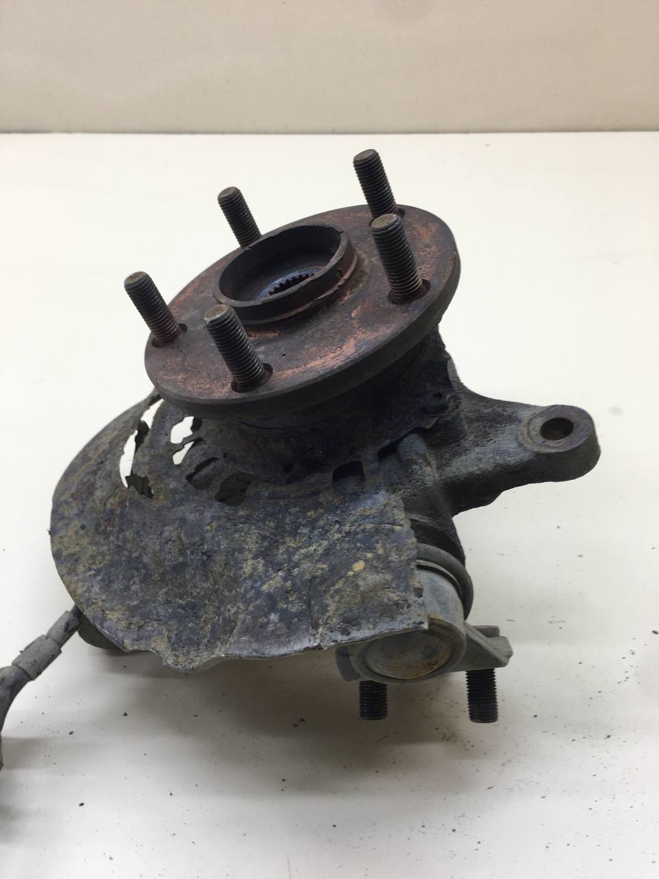 Кулак поворотный передний правый Toyota Camry (V30) 2001-2006 Кулак поворотный передний правый Toyota Camry (V30) 2001-2006