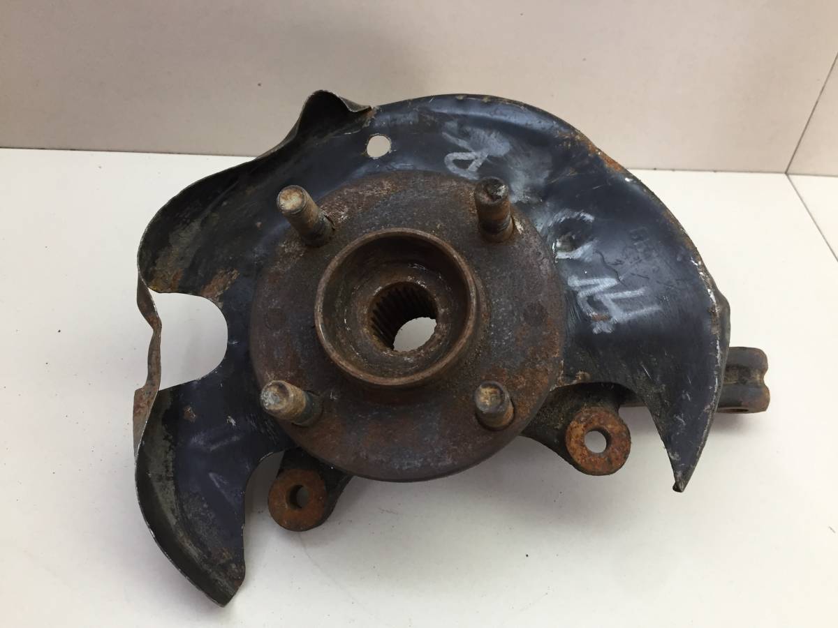 Кулак поворотный передний правый Nissan Almera (N15) 1995-2000