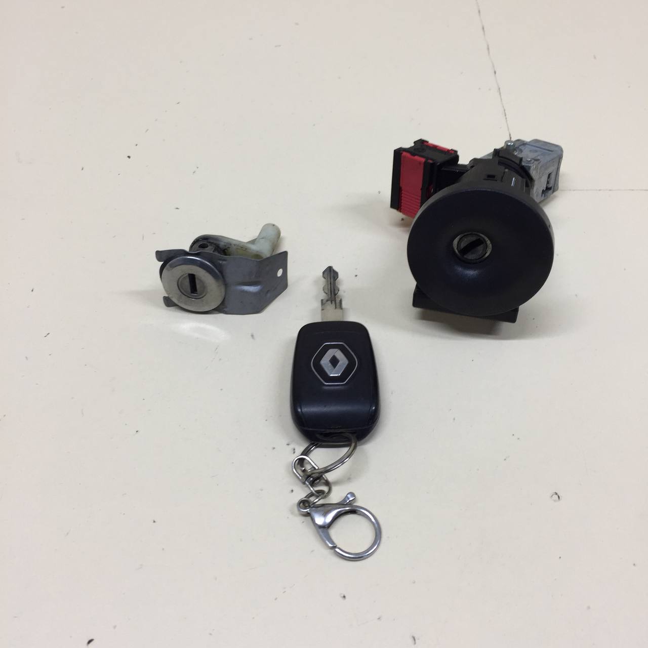 Замок зажигания Renault Duster (HSA, HSM) 2012> Замок зажигания Renault Duster (HSA, HSM) 2012>