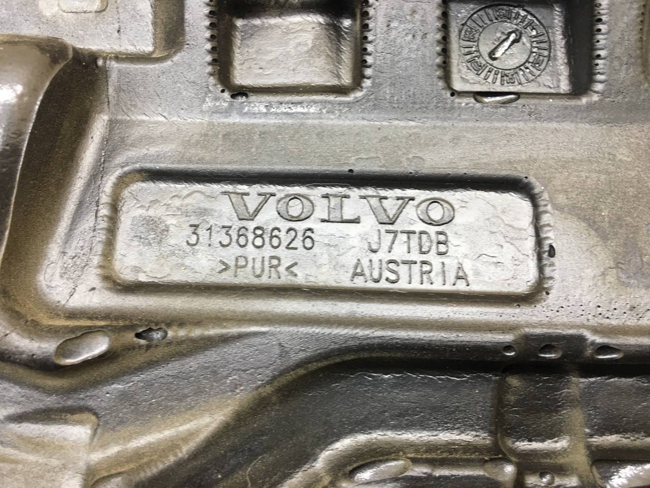 Крышка двигателя декоративная Volvo XC60 2008-2017