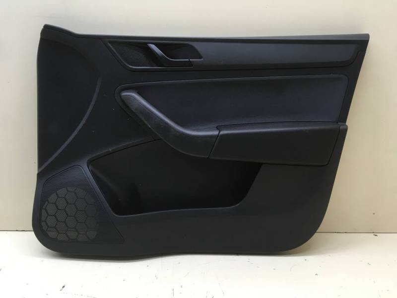 Обшивка двери передней правой Skoda Rapid 2012-2020