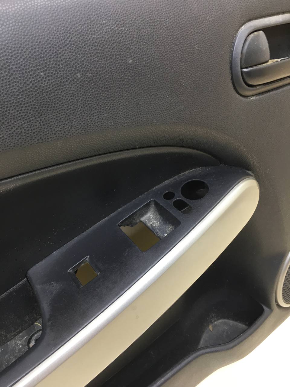 Обшивка двери передней левой Mazda Mazda 2 (DE) 2007-2014