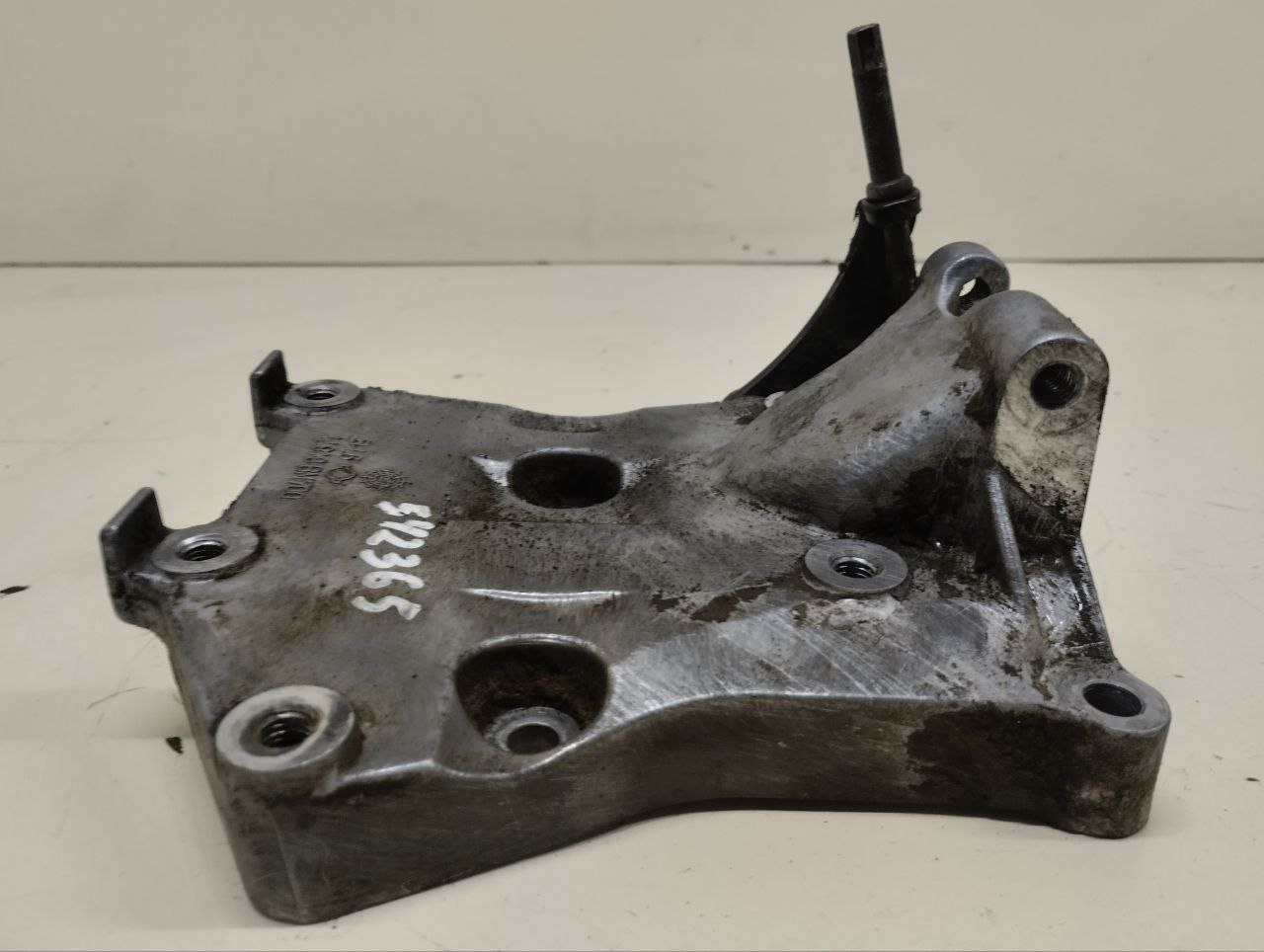 Кронштейн генератора Nissan Almera (N16) 2000-2006 Кронштейн генератора Nissan Almera (N16) 2000-2006