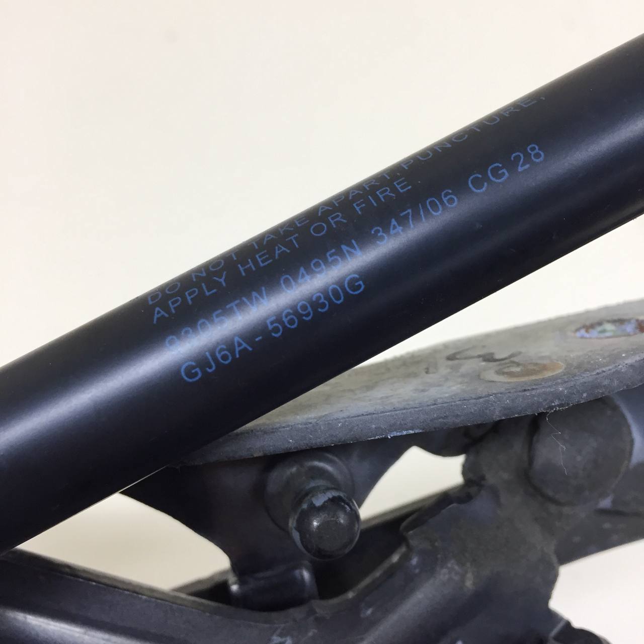 Петля крышки багажника Mazda Mazda 6 (GG) 2002-2007