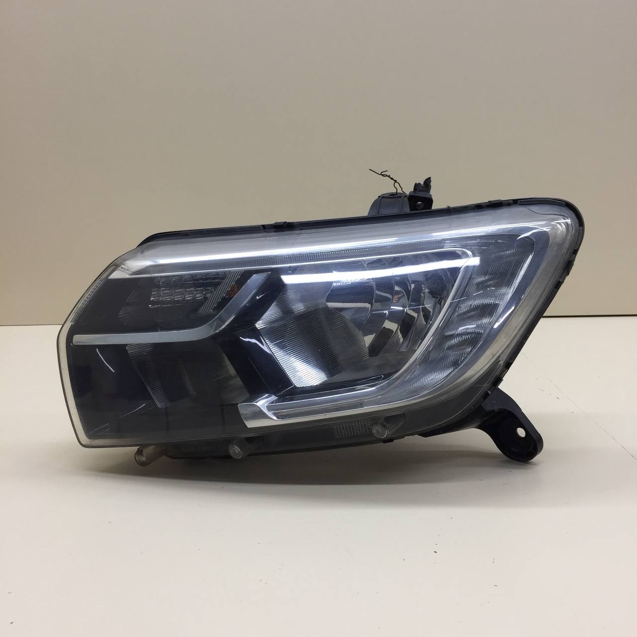 Фара левая Renault Sandero Stepway (5S) 2014-2022 Фара левая Renault Sandero Stepway (5S) 2014-2022