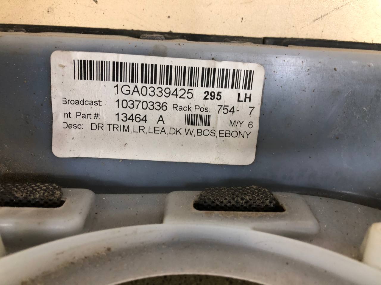 Обшивка двери задней левой Cadillac STS 2004-2011